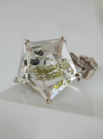 Epidote in Quartz Ring  / cut by CANNA