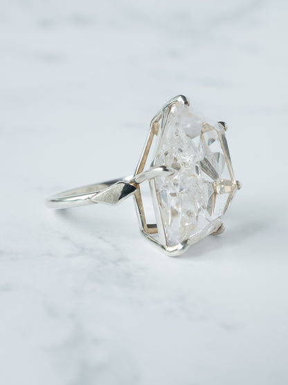 Negative Crystal in Quartz Ring / cut by CANNA