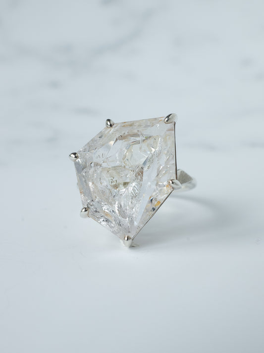 Negative Crystal in Quartz Ring / cut by CANNA