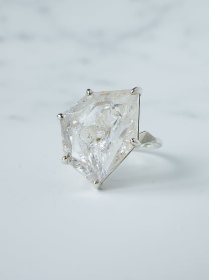 Negative Crystal in Quartz Ring / cut by CANNA