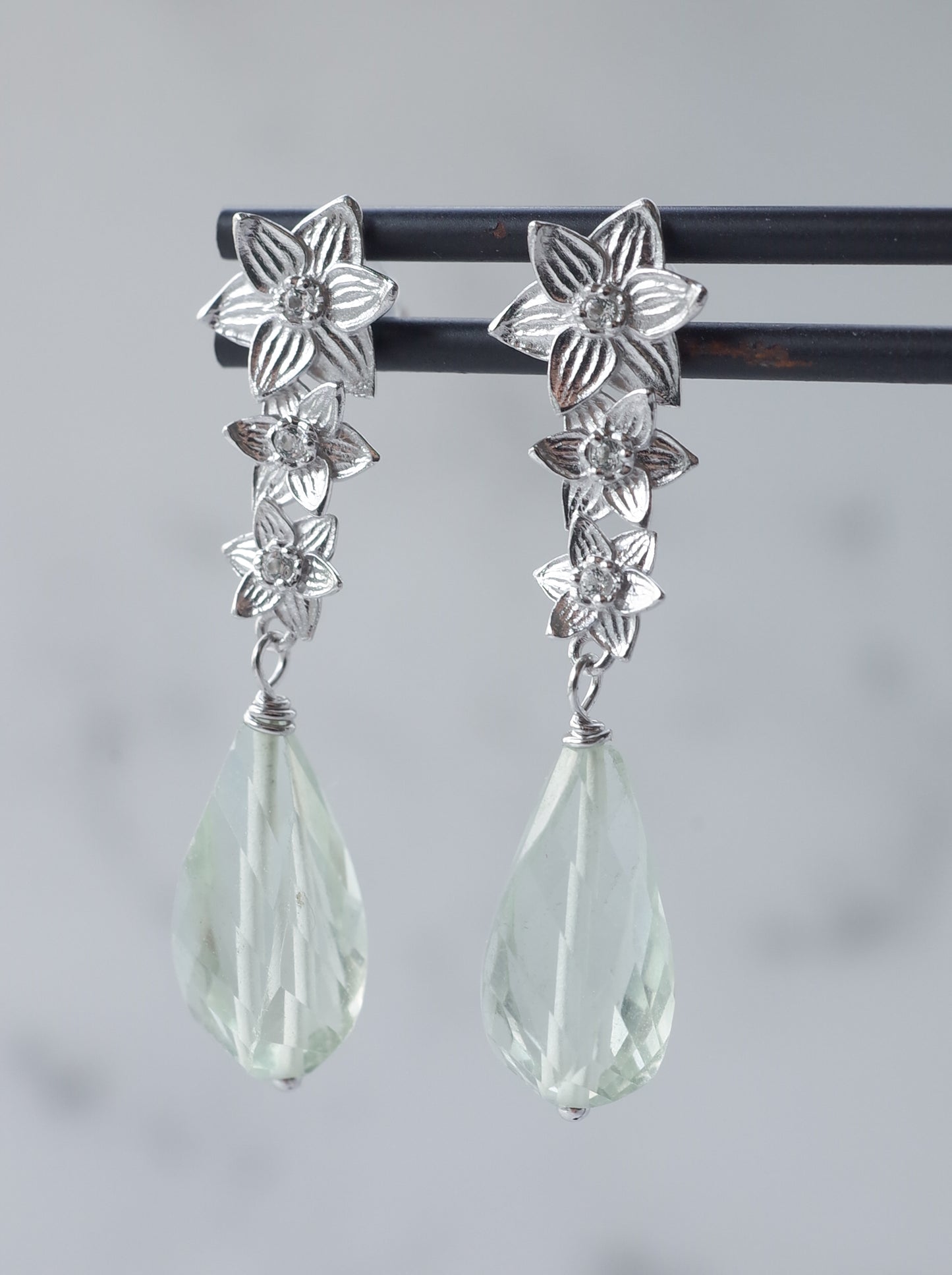 DAFFODIL stud earrings with Prasiolite