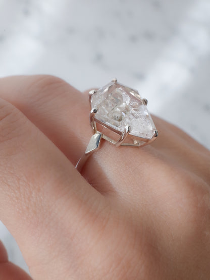 Negative Crystal in Quartz Ring / cut by CANNA