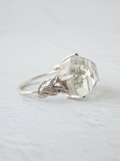 Epidote in Quartz Ring  / cut by CANNA