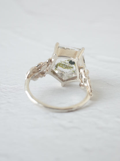 Epidote in Quartz Ring  / cut by CANNA